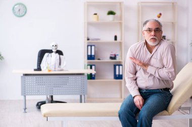 Yaşlı adam ölü doktoru ziyaret ediyor.