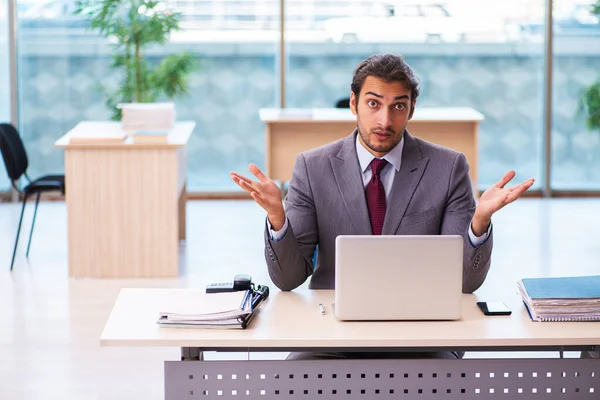 Ofiste çalışan genç bir erkek.