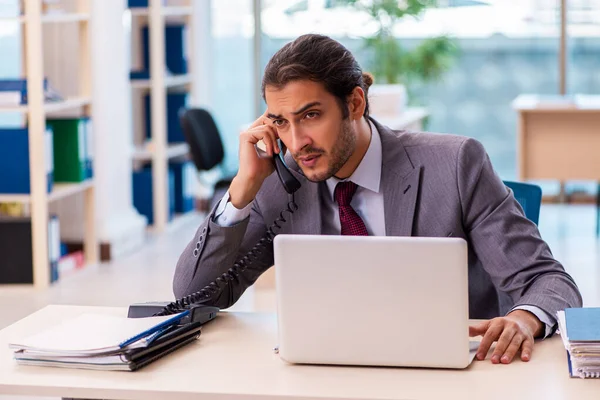 Giovane dipendente maschile che lavora in ufficio — Foto Stock