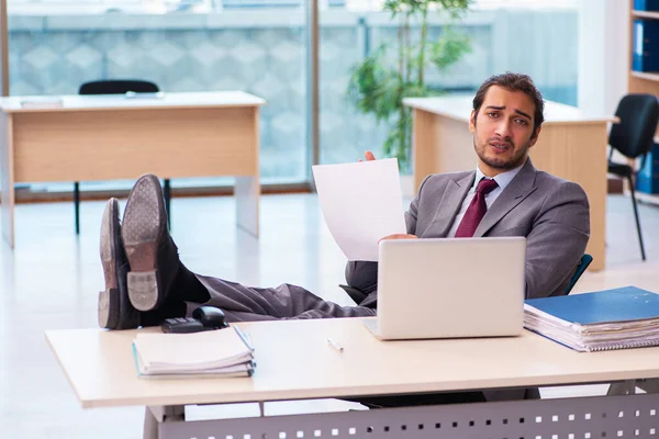 Junge männliche Angestellte im Büro — Stockfoto