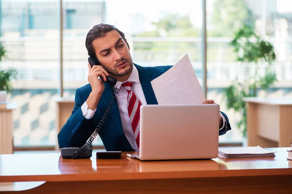 Jeune beau employé travaillant dans le bureau — Photo