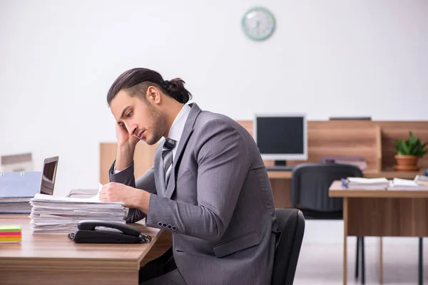 Jeune employé masculin travaillant au bureau — Photo