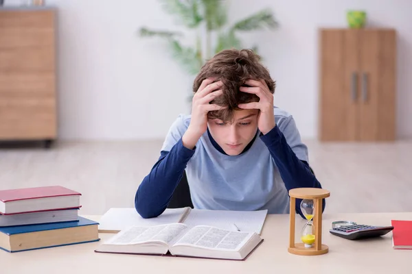 Schoolboy förbereder sig för tentor i tidshantering koncept — Stockfoto