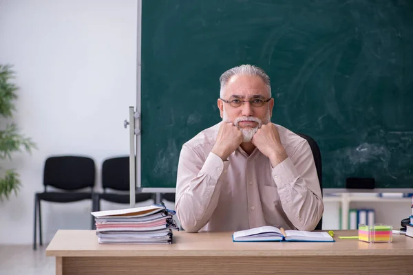 Viejo profesor sentado en el aula —  Fotos de Stock