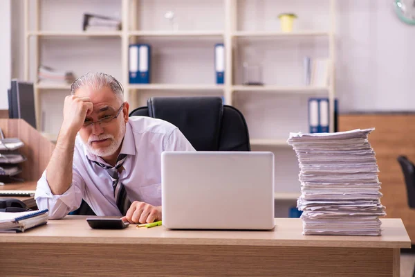 Velho funcionário masculino infeliz com excesso de trabalho no escritório — Fotografia de Stock