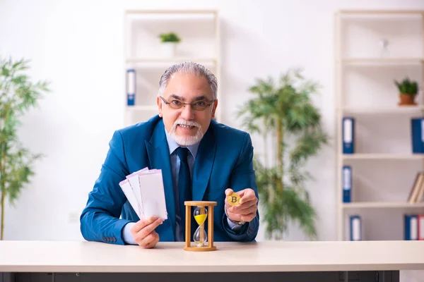 Vecchio guadagnare soldi via internet nel concetto di gestione del tempo — Foto Stock