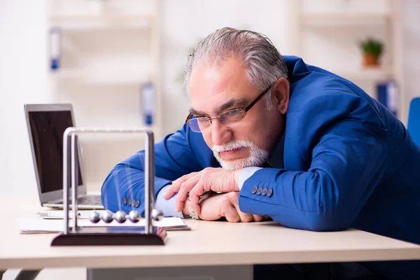 Alte männliche Angestellte Geschäftsmann und Meditation Bälle auf dem Schreibtisch — Stockfoto