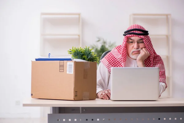 Régi arab üzletember irodai áthelyezési koncepció — Stock Fotó
