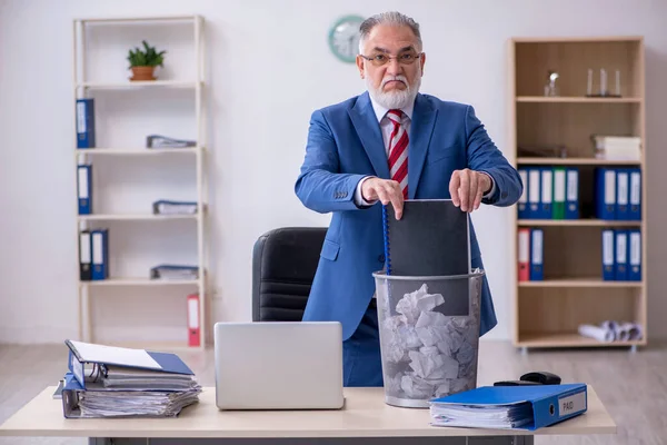 Velho empresário empregado rejeitando novas ideias com lotes de papéis — Fotografia de Stock