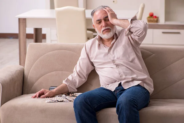 Viejo enfermo sufriendo en casa —  Fotos de Stock