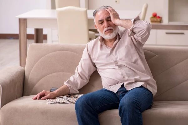 Oude zieke man die thuis lijdt — Stockfoto