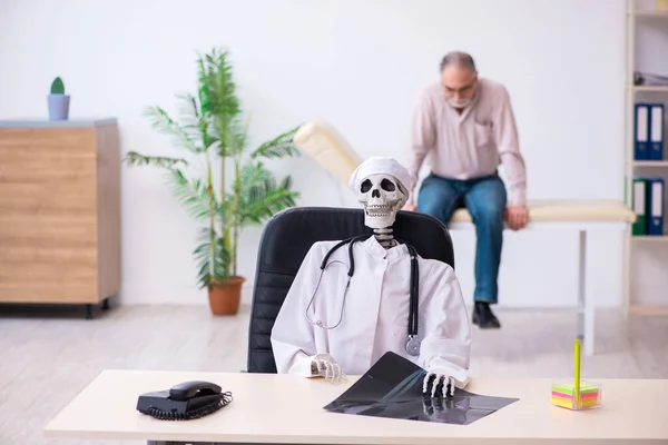 Yaşlı adam ölü doktor radyolojisti ziyaret ediyor. — Stok fotoğraf