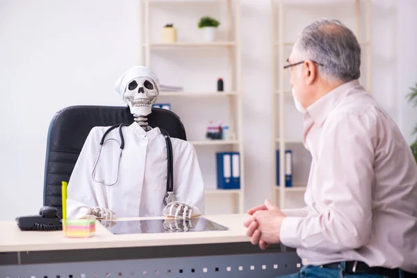 Old man visiting dead doctor — Stock Photo, Image