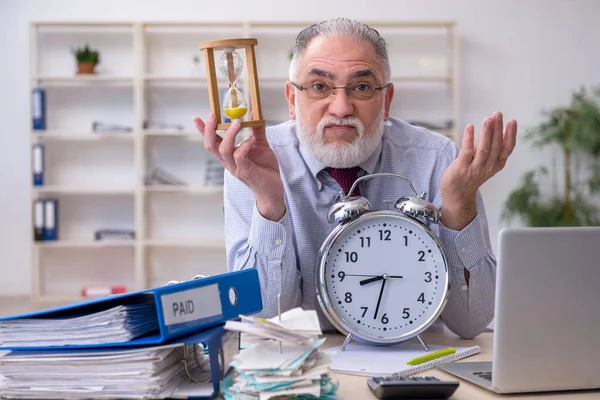 Oude mannelijke accountant in budgetplanning concept op kantoor — Stockfoto