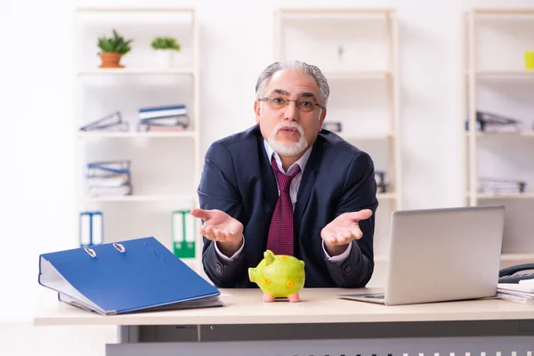 Vecchio impiegato uomo d'affari in fallimento concetto — Foto Stock