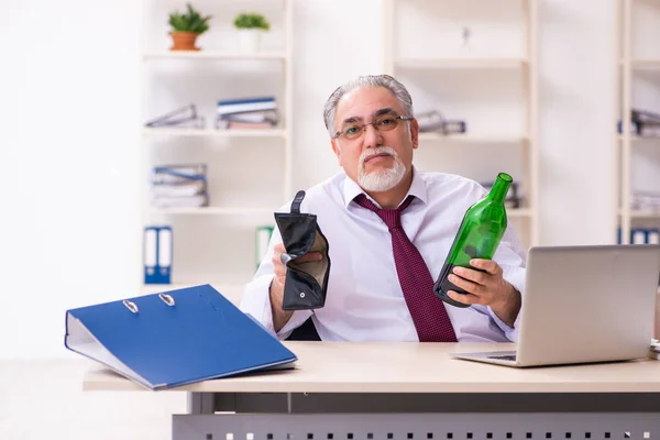 Antiguo empleado de negocios en concepto de bancarrota — Foto de Stock