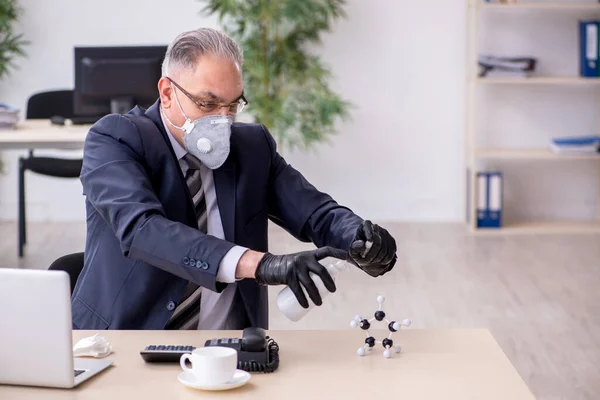 Viejo empleado jefe trabajando durante pandemia —  Fotos de Stock