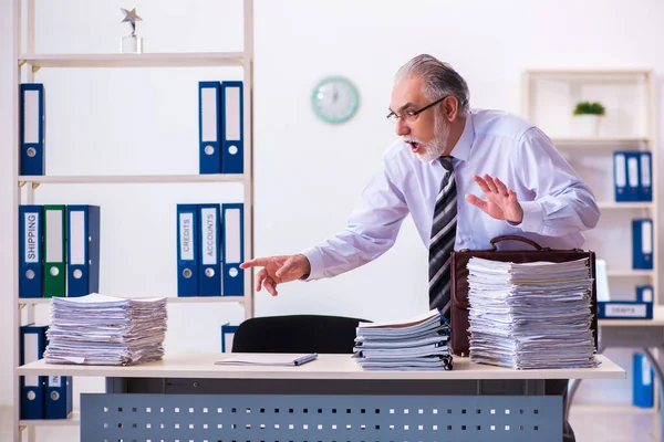 Velho funcionário masculino infeliz com excesso de trabalho no escritório — Fotografia de Stock