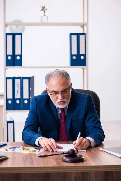 Juez masculino con experiencia sentado en la oficina —  Fotos de Stock