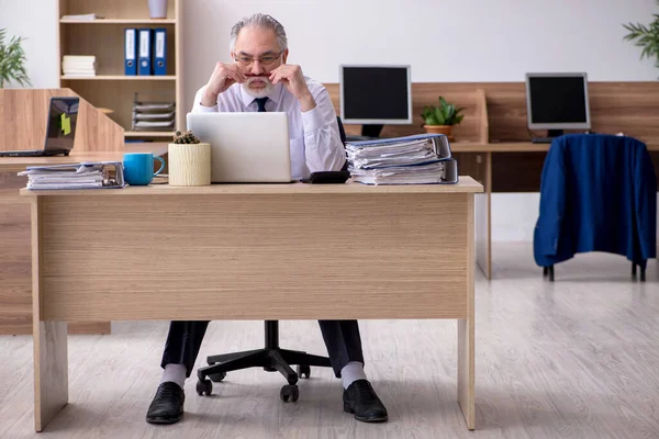 Ancien employé masculin travaillant dans le bureau — Photo