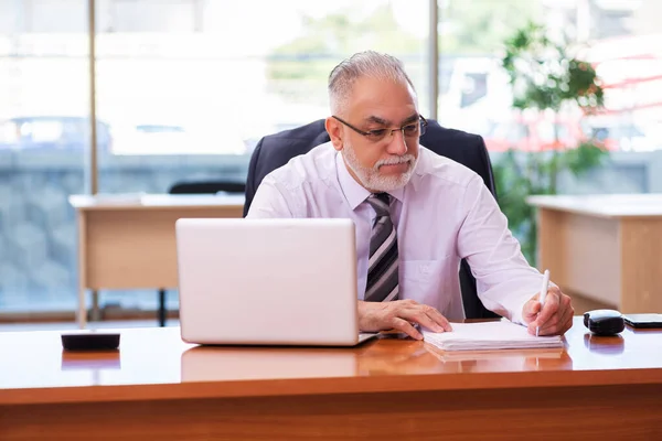 Velho empresário empregado que trabalha no escritório — Fotografia de Stock