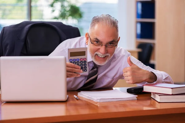 Antiguo empleado de negocios que trabaja en la oficina — Foto de Stock