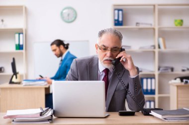 Ofiste çalışan iki erkek arkadaş.