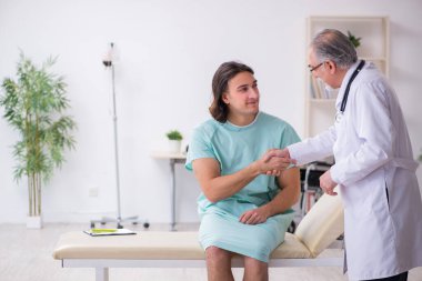 Genç erkek hasta, deneyimli doktoru ziyaret ediyor.