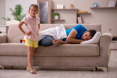 Genç adam kızıyla birlikte evde.