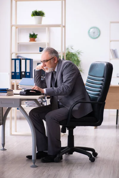 Ancien employé masculin travaillant dans le bureau — Photo