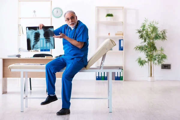 Viejo radiólogo médico que trabaja en el hospital — Foto de Stock