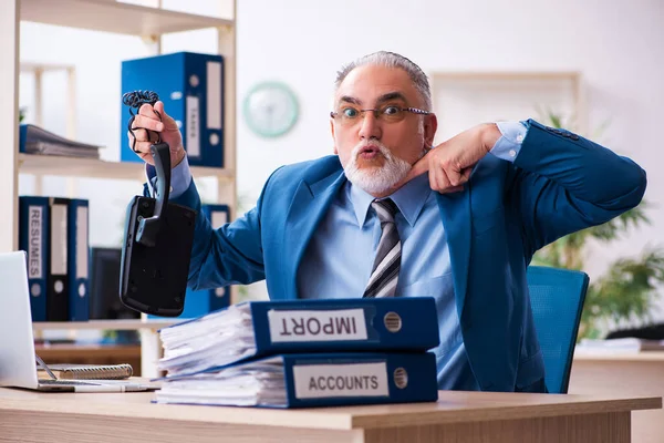 Az idős férfi könyvelő elégedetlen a túlzott munkahelyi munkával — Stock Fotó