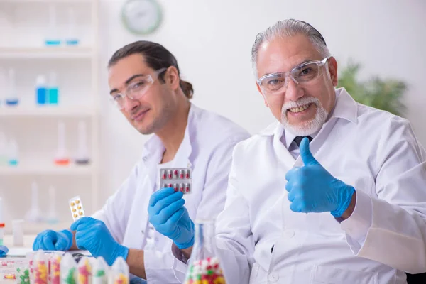 Dva chemici pracující v laboratoři — Stock fotografie