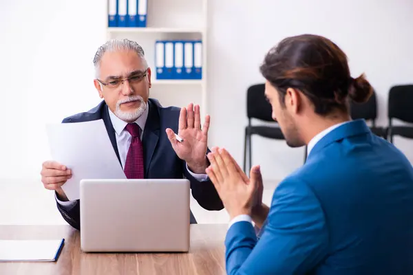 Ung manlig kandidat anställd möte med gammal rekryterare — Stockfoto