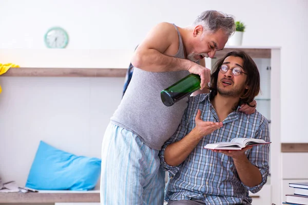 Mladý syn student a táta alkoholik — Stock fotografie