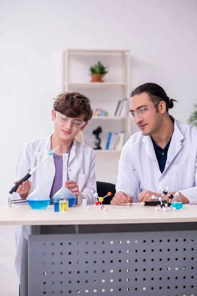 Genç baba ve oğul kimyagerler laboratuarda. — Stok fotoğraf