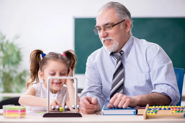 Velho professor e estudante na escola — Fotografia de Stock