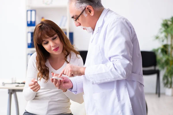 Genç kadın yaşlı erkek doktor göz doktorunu ziyaret ediyor. — Stok fotoğraf