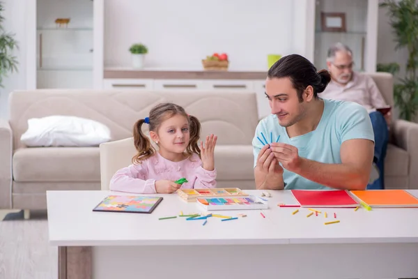 Tre generazioni di famiglia nel concetto di sviluppo precoce — Foto Stock