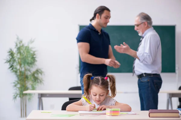 Νεαρός γονιός, ηλικιωμένος δάσκαλος και μικρό κορίτσι στην τάξη — Φωτογραφία Αρχείου