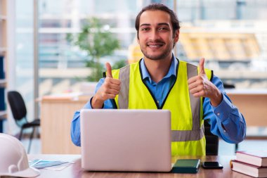 Ofiste çalışan genç erkek mimar.