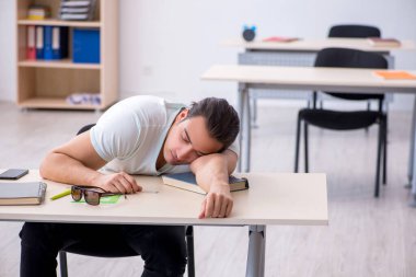 Genç erkek öğrenci sınava hazırlanıyor.