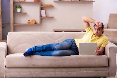 Genç adam tele çalışma konseptinde serbest çalışan bir öğrenci.