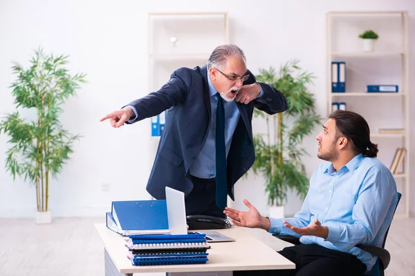 Alt boss und seine jung assistant im die büro — Stockfoto