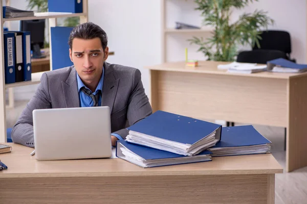 Giovane imprenditore dipendente infelice con il lavoro eccessivo nel o — Foto Stock