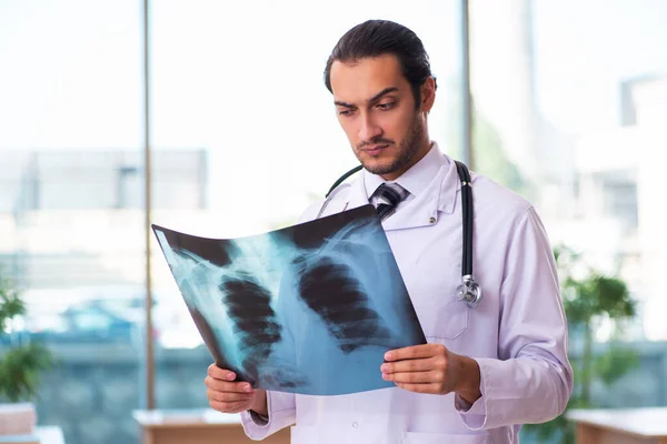Jonge mannelijke arts radioloog werkzaam in de kliniek — Stockfoto