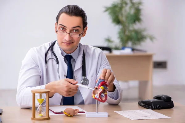 Zaman yönetimi konseptinde genç erkek doktor kardiyolog — Stok fotoğraf