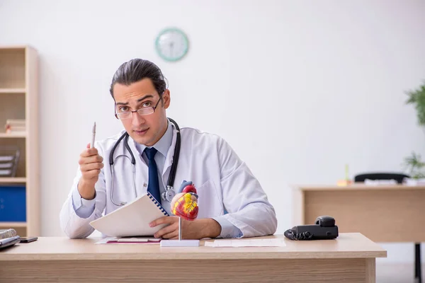 Jonge mannelijke arts docent cardioloog werkzaam in de kliniek — Stockfoto
