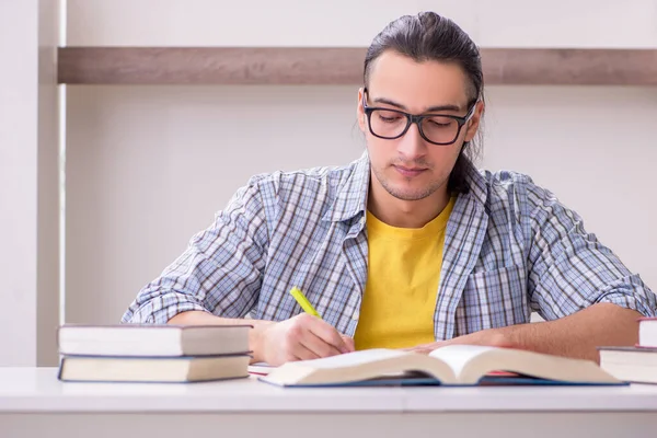 Junger männlicher Student bereitet sich zu Hause auf Prüfung vor — Stockfoto