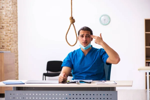 Jovem médico do sexo masculino cometendo suicídio no local de trabalho — Fotografia de Stock